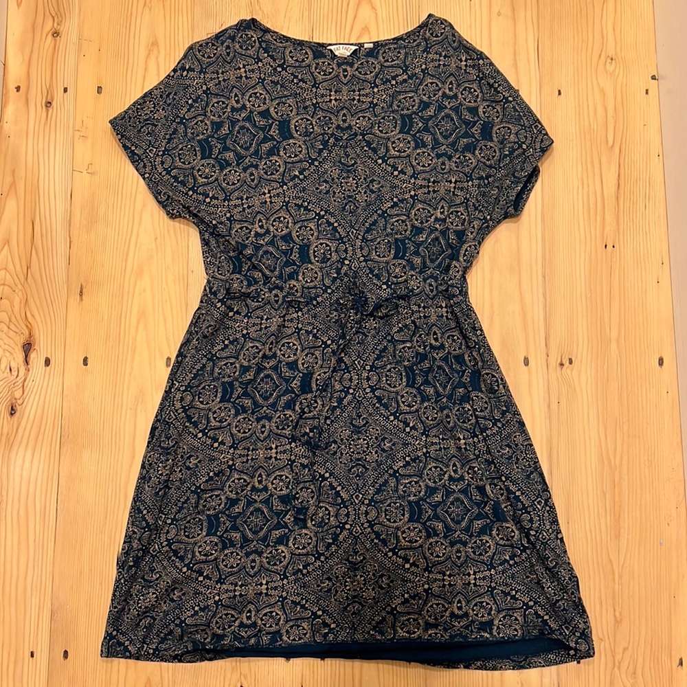 Fat Face dress size 6. Drawstring waist, V-neck, light weight.